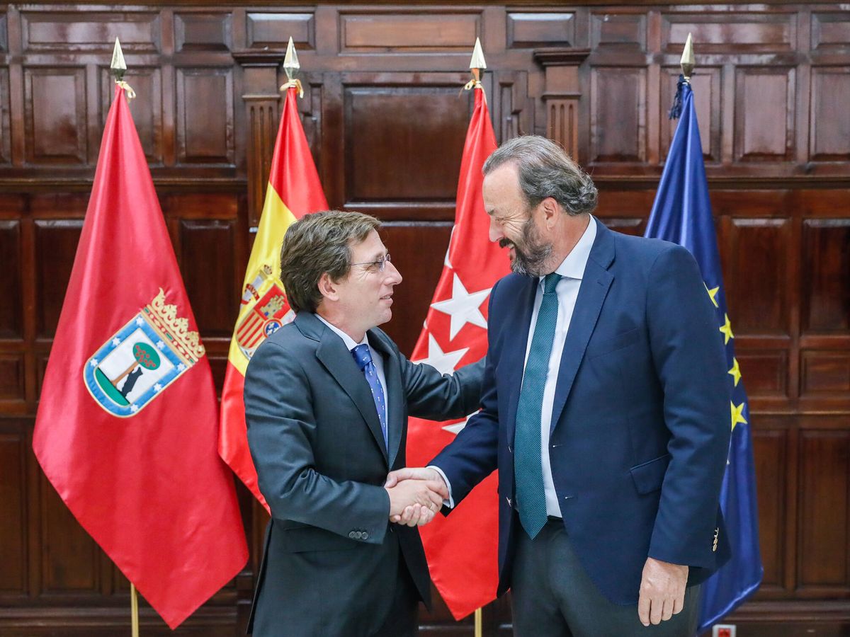 Foto: El alcalde de Madrid, José Luis Martínez-Almeida, y el director de Espirituosos España, Bosco Torremocha. (Cedida)
