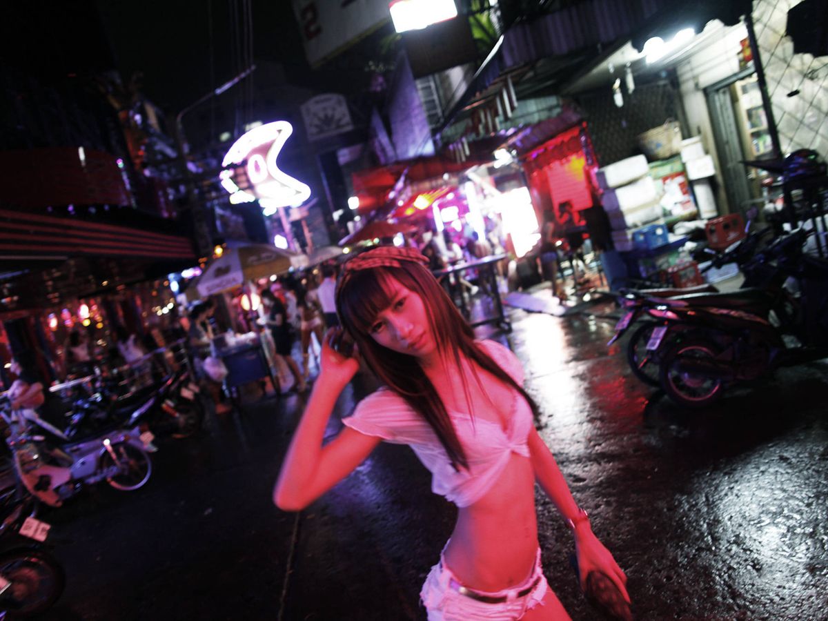Foto: Una prostituta tailandesa en el "Callejón Cowboy" de Bangkok. (Reuters)
