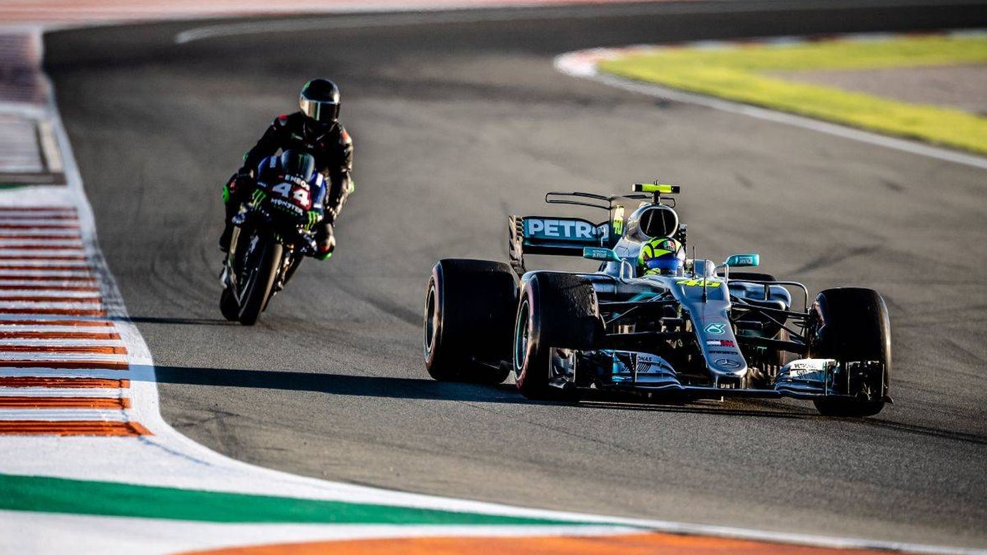 Rossi, con el Mercedes y Hamilton, con la MotoGP, en un instante en Cheste. (@YamahaMotoGP)