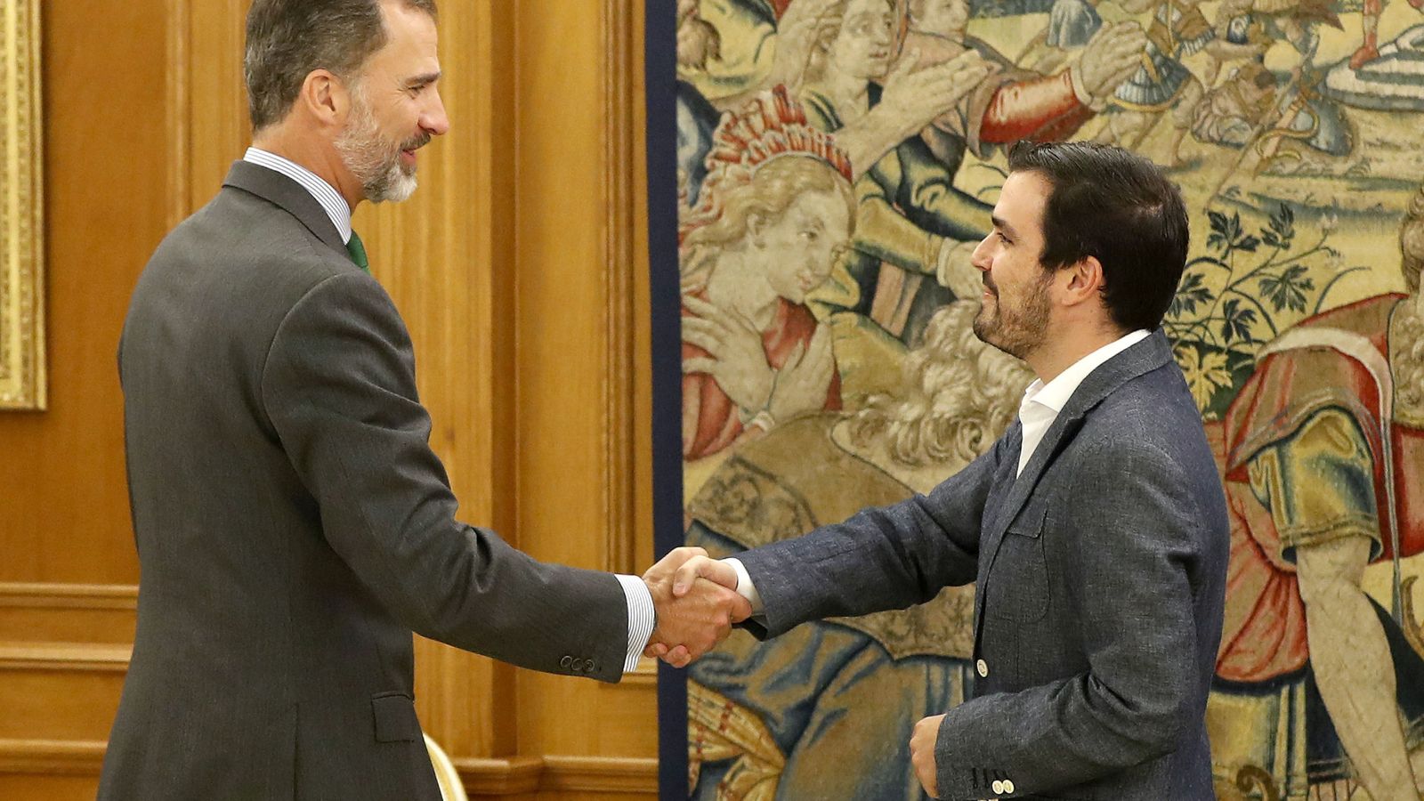 Foto: El rey Felipe VI recibe al coordinador federal de IU, Alberto Garzón (d), hoy en el Palacio de la Zarzuela. (EFE)