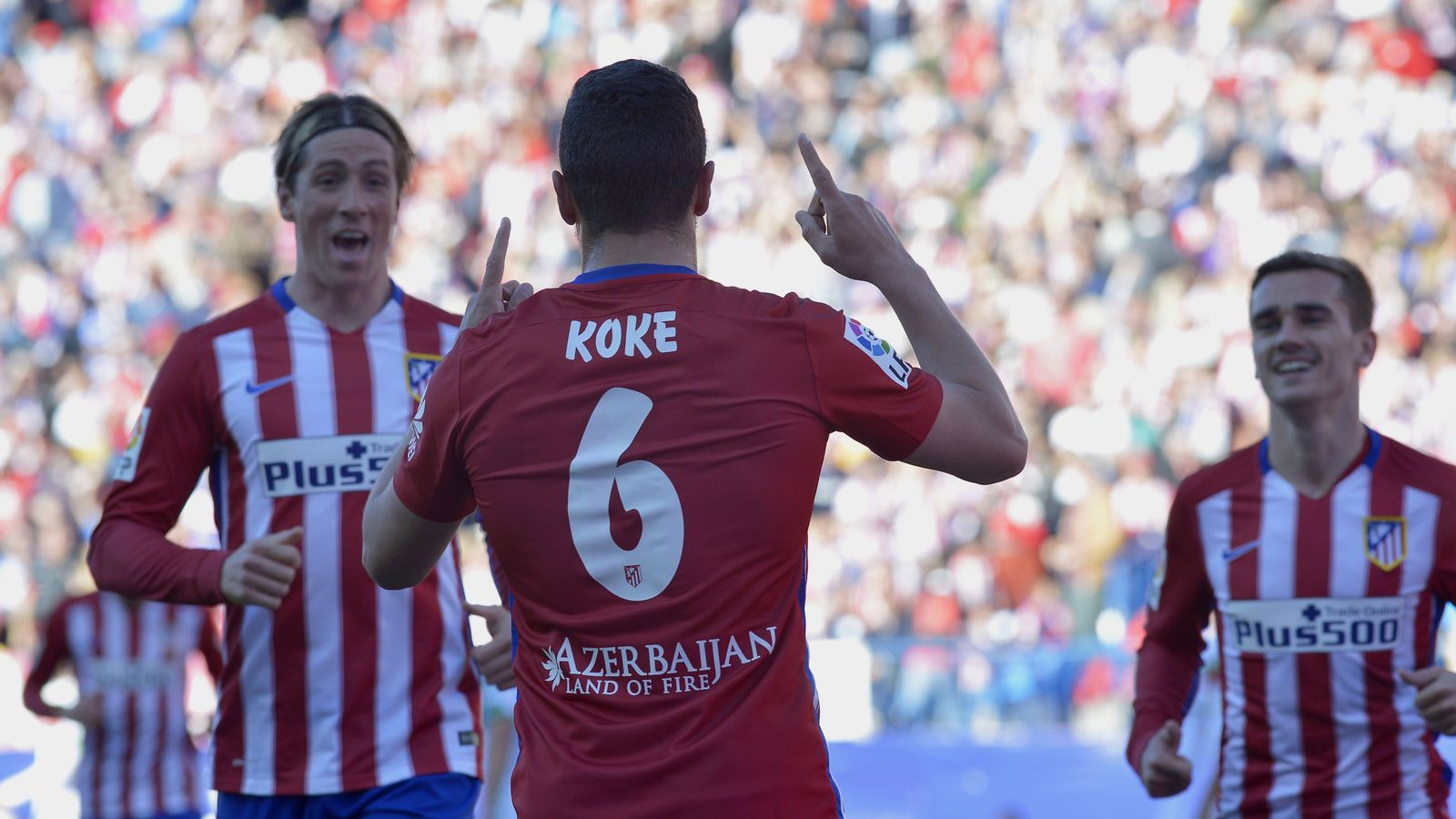 Foto: Fernando Torres corre a abrazar a Koke tras un gol. (EFE).