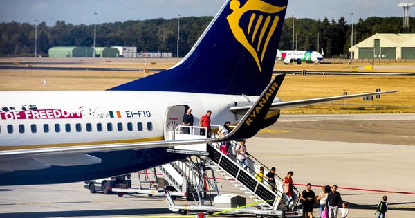 Foto: Varios pasajeros descienden de un avión en el aeropuerto de Eindhoven, Holanda. (EFE)