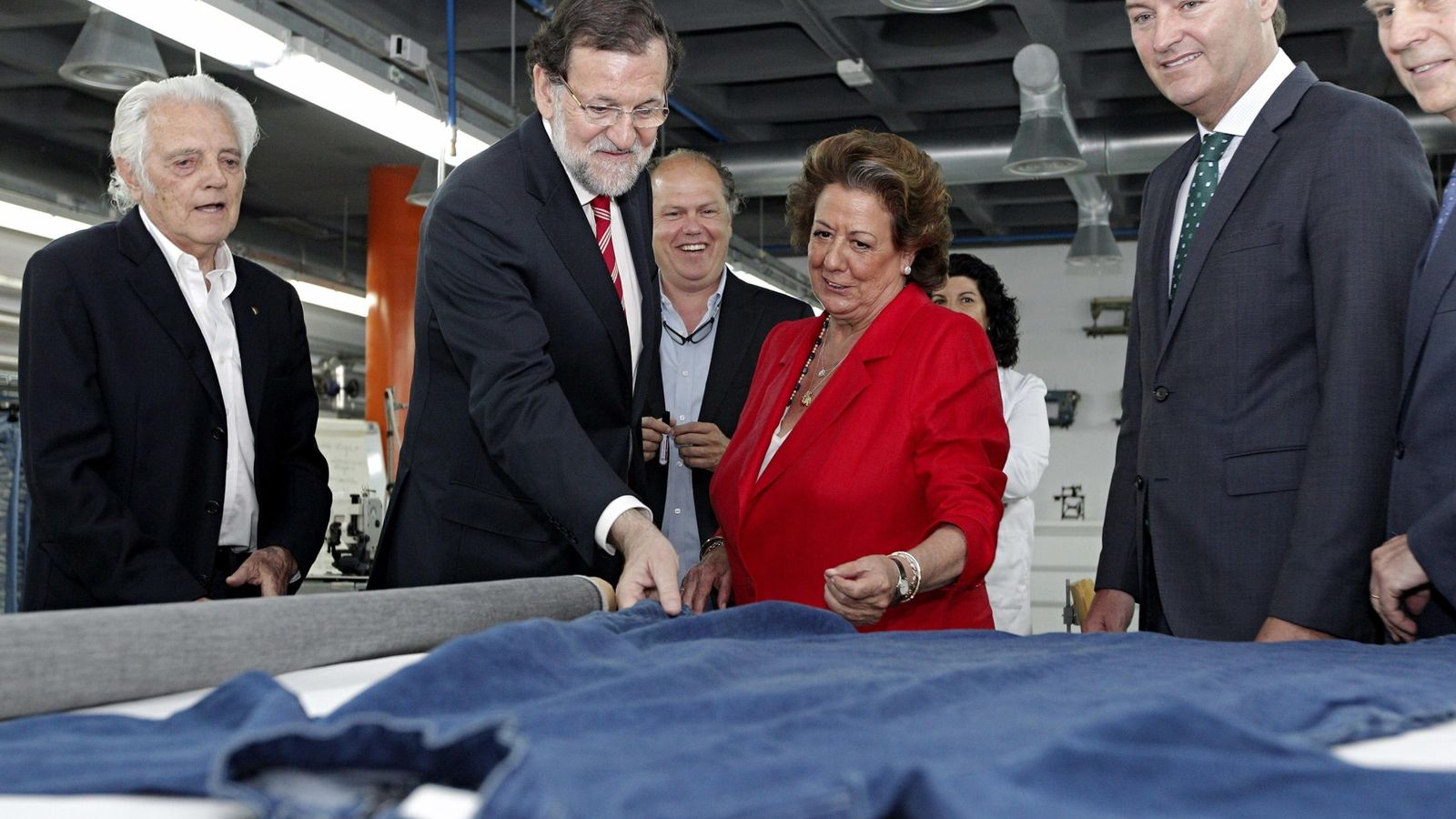 Foto: Rajoy, bromea con la alcaldesa de Valencia, Rita Barberá, y el presidente de la Comunitat Valenciana, Alberto Fabra. (EFE)