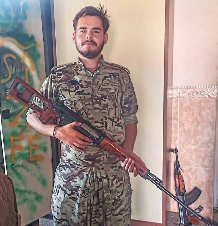 El manchego Francisco Floro, ya en Polonia con un dragunov y el uniforme de la milicia kurda. (F. B.)