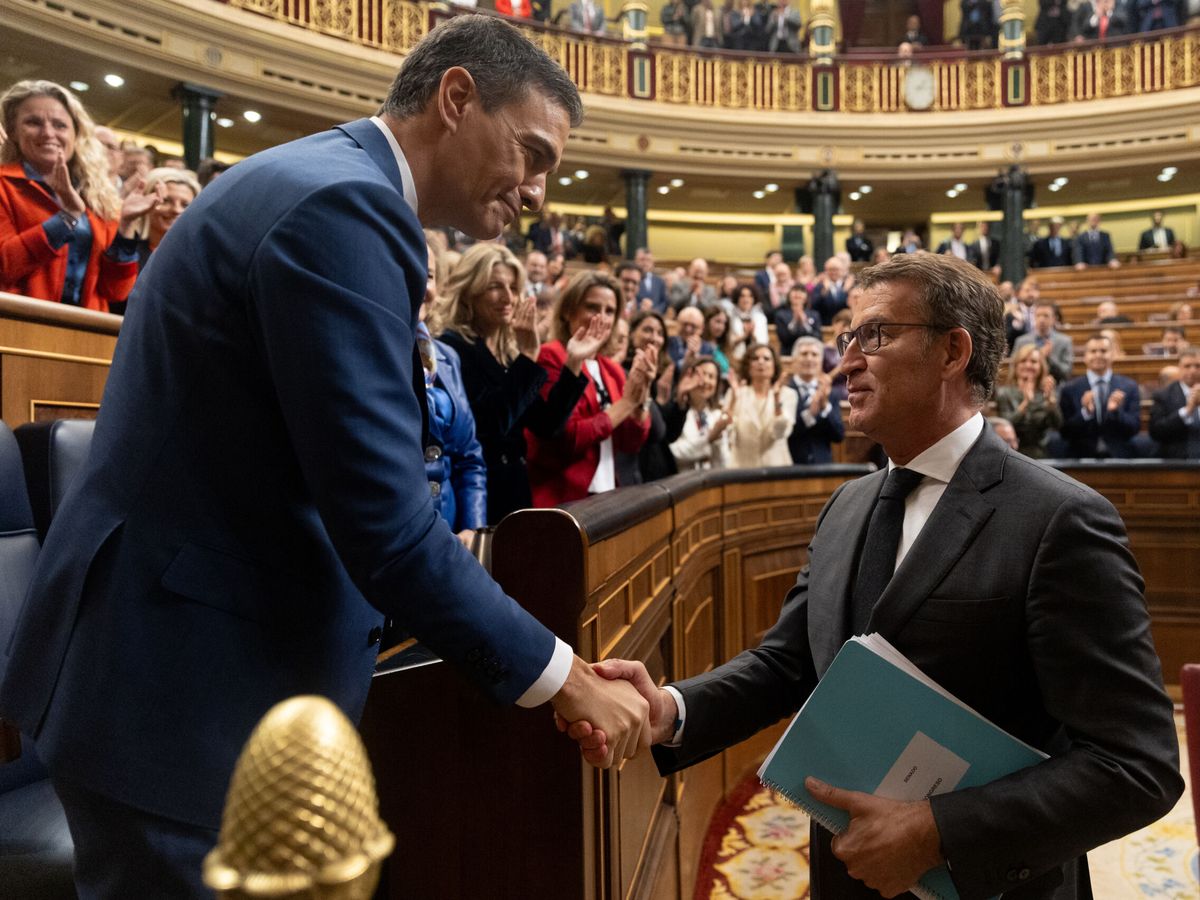 Foto: El presidente del Gobierno, Pedro Sánchez (i), saluda al presidente del PP, Alberto Núñez Feijóo, tras la investidura. (Europa Press/Parra)