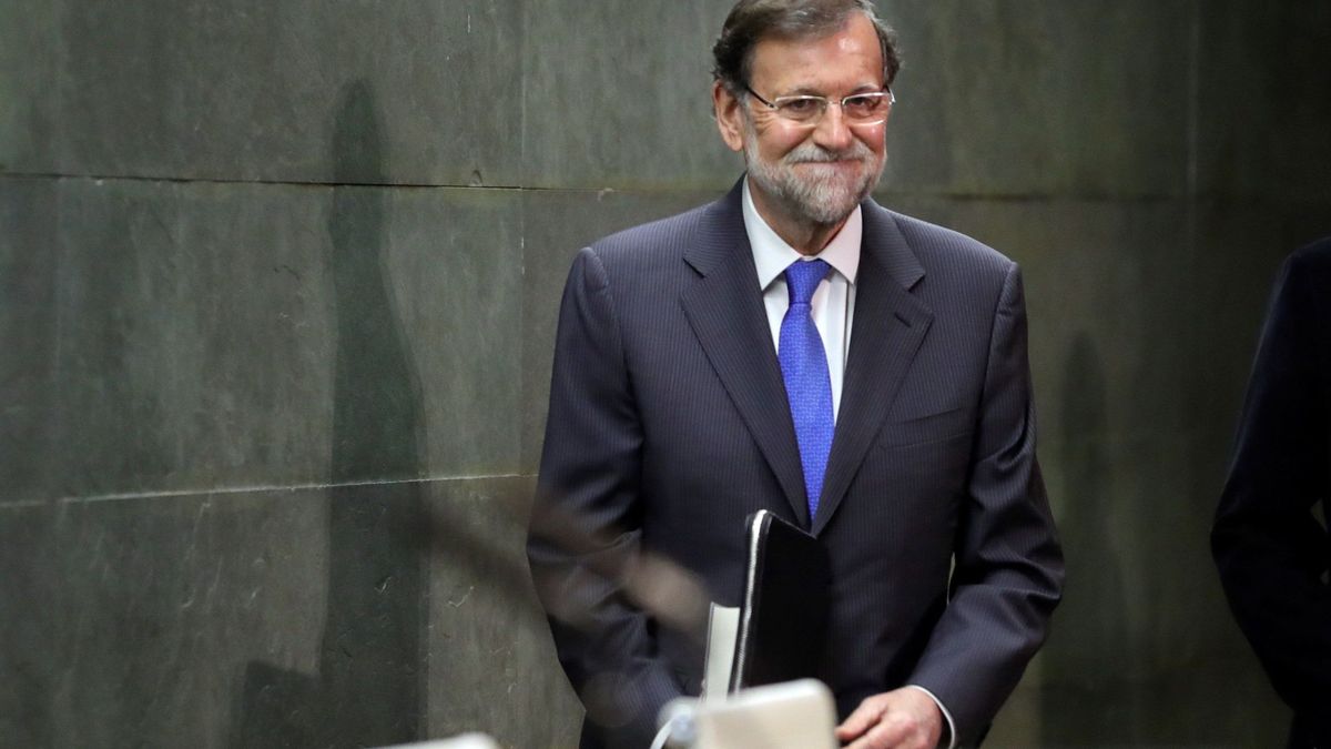 Rajoy bromea sobre su candidatura a presidir la RFEF: "Lo trataré en el próximo libro"