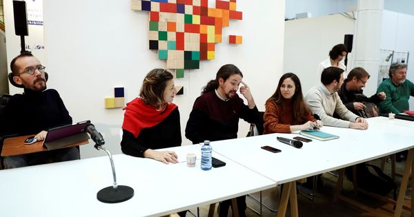 Foto: El secretario de Organización Pablo Echenique, la diputada Yolanda Díaz, Pablo Iglesias y la coportavoz Ione Belarra, en una reunión del 'Gobierno en la sombra' de Podemos. (EFE)