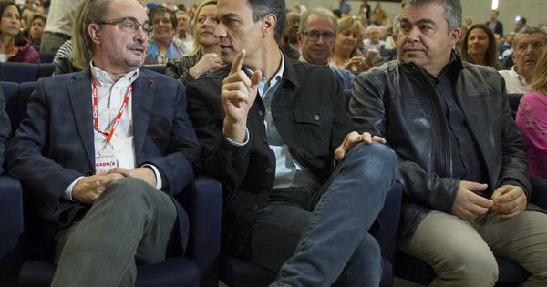 Foto: Pedro Sánchez charla con Javier Lambán, ante el dirigente federal Santos Cerdán, el pasado 5 de noviembre en el 16º Congreso aragonés, en Zaragoza. (Borja Puig | PSOE)
