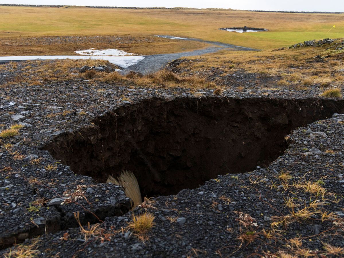 Foto: Los terremotos están dejando muchos daños en la zona de Grindavik, en Islandia (RUV/Ragnar Visage/REUTERS)