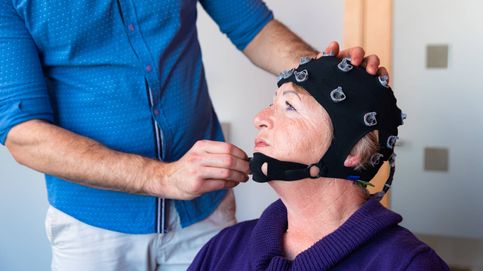 Un casco y 30 minutos: ¿podremos detectar la demencia así de 'fácil' antes de tener síntomas?