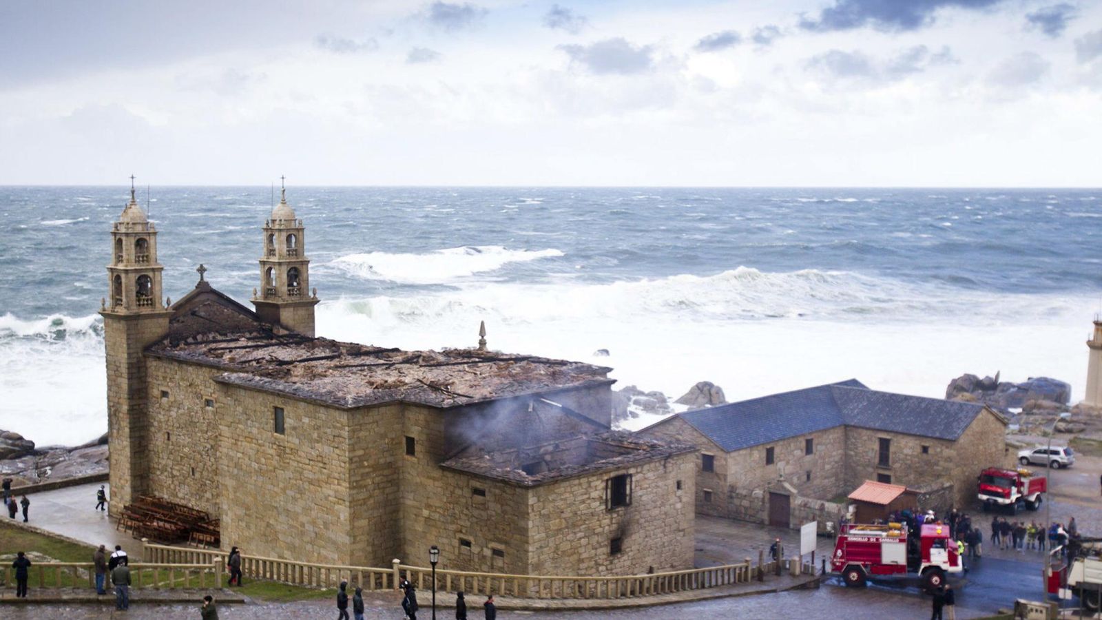 Foto: Un rayo ha explosionado el cuadro eléctrico de la iglesia nueva de Santa Cruz, en Oleiros (A Coruña). (EFE)