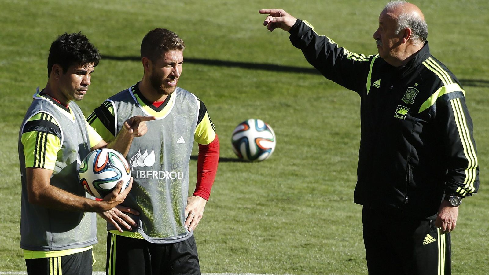 Foto: Diego Costa y Sergio Ramos, con Del Bosque (Efe)