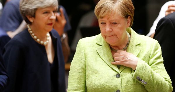 Foto: La canciller alemana, Angela Merkel (c), junto a la primera ministra británica, Theresa May, en Bruselas. (Reuters)