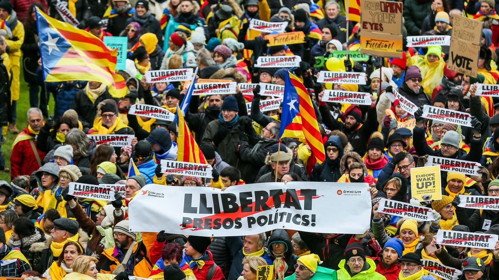 Foto: Miles de personas participan en la manifestación independentista organizada por ANC y Òmnium Cultural en Bruselas. (EFE)