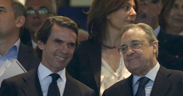 Foto: El expresidente del gobierno José Maria Aznar (i) y el presidente del Real Madrid, Florentino Pérez, durante el pasado 'Clásico' en el estadio Santiago Bernabéu, en Madrid. (EFE)