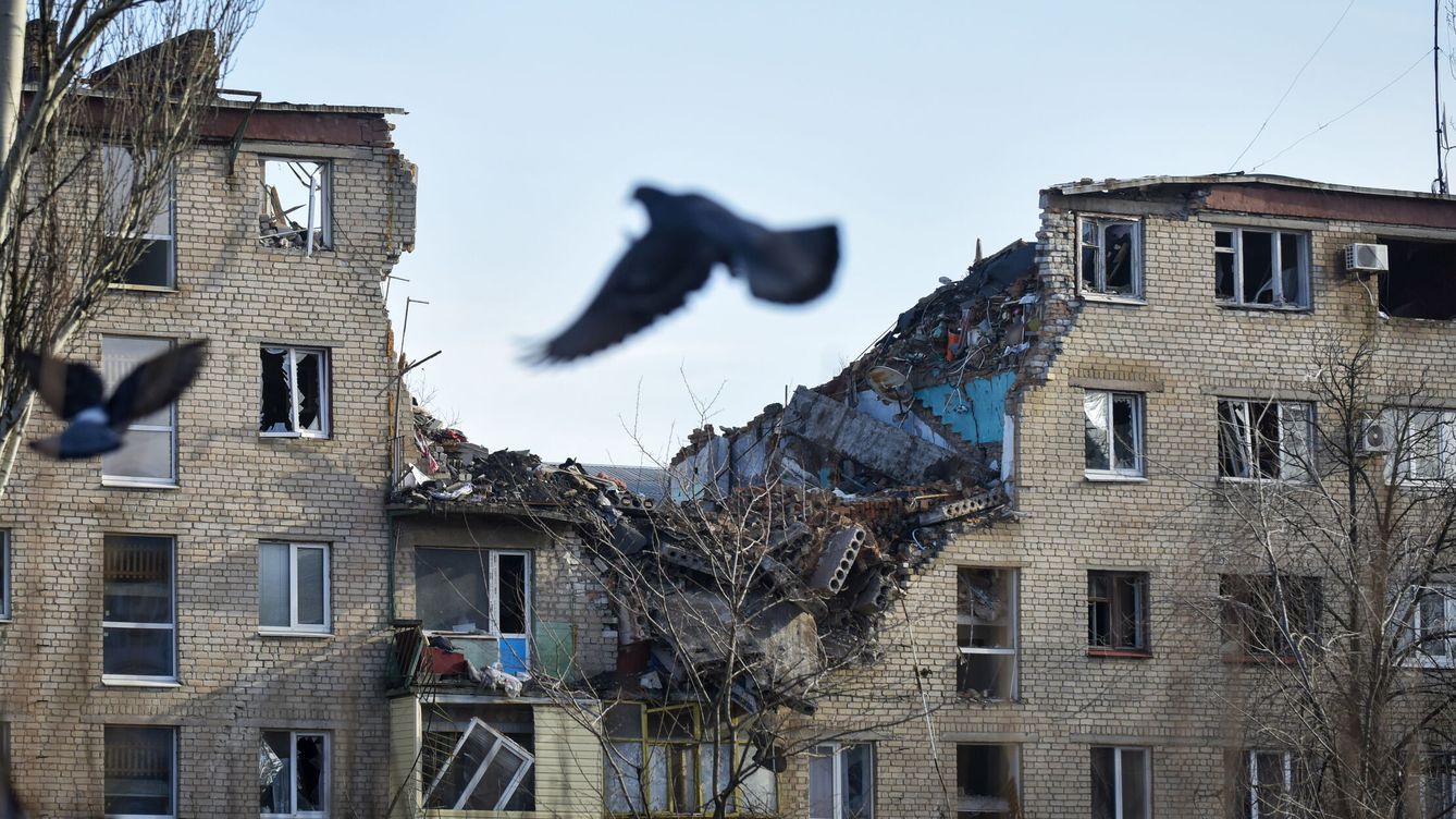 Foto: Un bloque de apartamentos destruido en un ataque aéreo ruso en Bajmut, Donetsk. (EFE/Oleg Petrasyuk) 