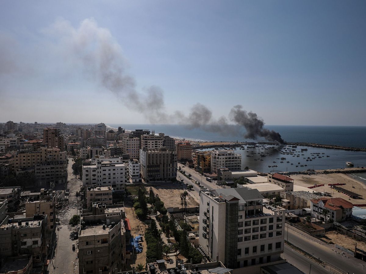 Foto: Ataque israelí contra el puerto de Gaza. (EFE/EPA/Mohammed Saber)