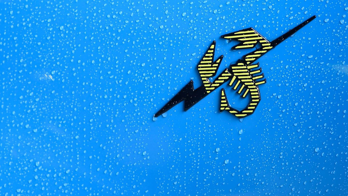 El logo de Abarth no cambia, pero el 500e luce en los laterales este emblema: rayo y escorpión.