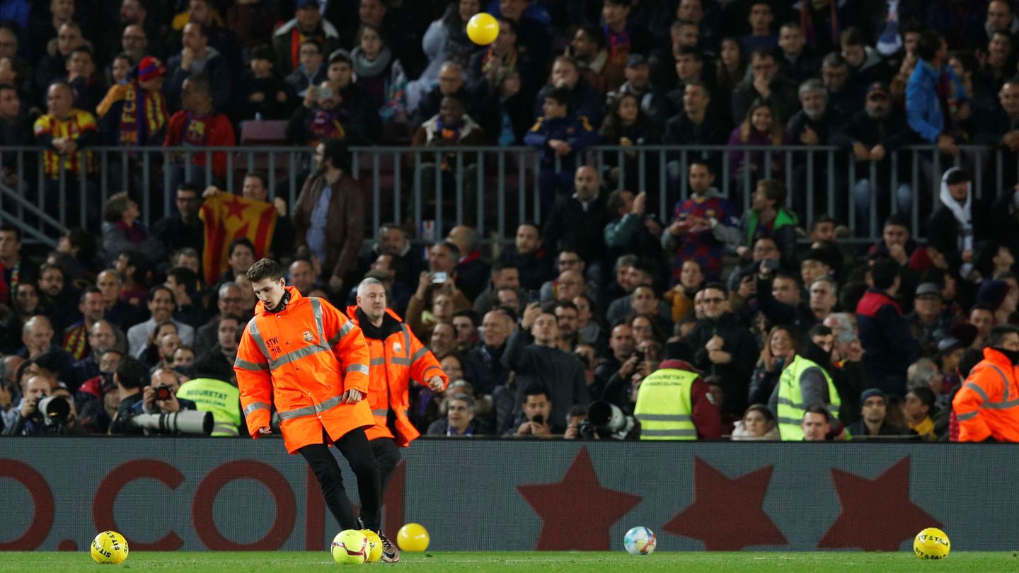 Las pelotas amarillas en el césped del Camp Nou. (EFE)