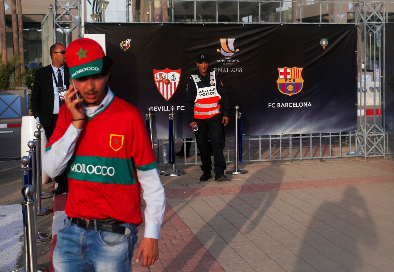 Un aficionado habla por teléfono frente al Gran Estadio de Tánger el pasado 12 de agosto, horas antes de la final de la Supercopa celebrada allí. (Reuters)