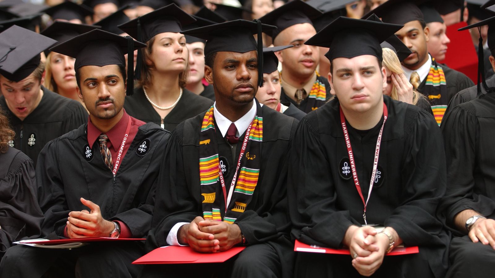Foto: Estudiantes de Harvard durante la ceremonia de graduación de 2005. (Peter Turnley/Corbis)