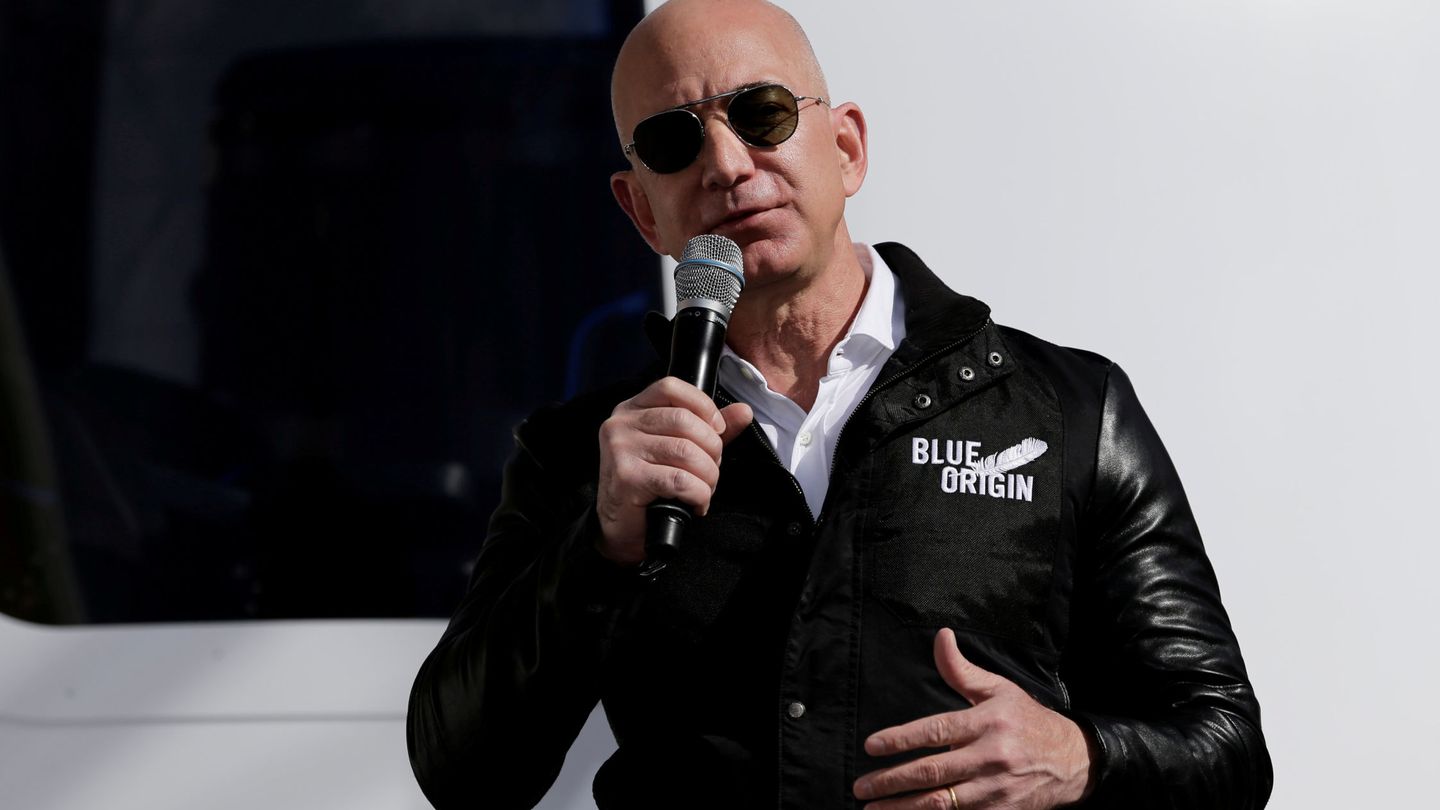 Bezos, presentando uno de sus proyectos.  (Reuters)