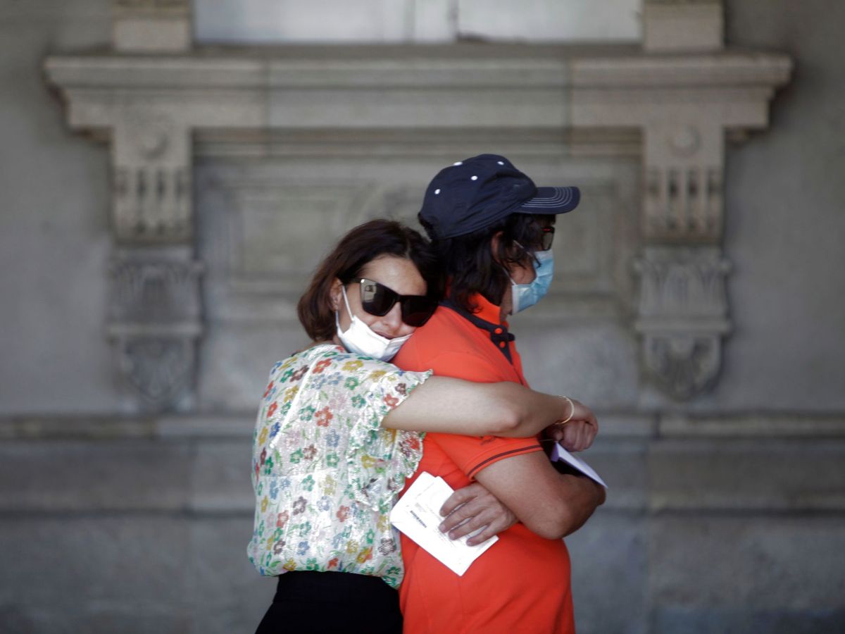 Foto: Dos personas se abrazan en A Coruña (EFE)