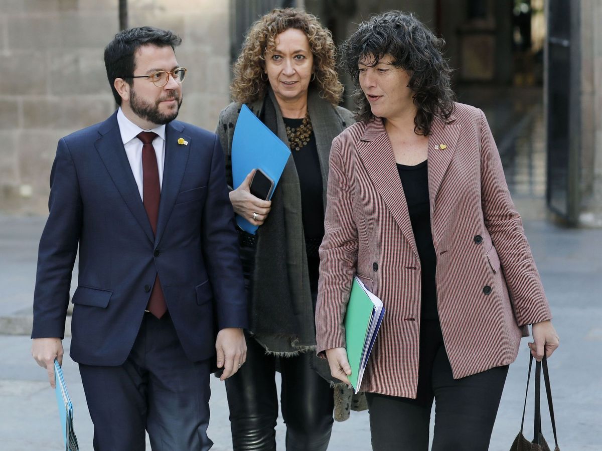 Foto: Aragonès, con las 'conselleras' de Justicia, Capella, y de Agricultura, Jordà. (EFE)