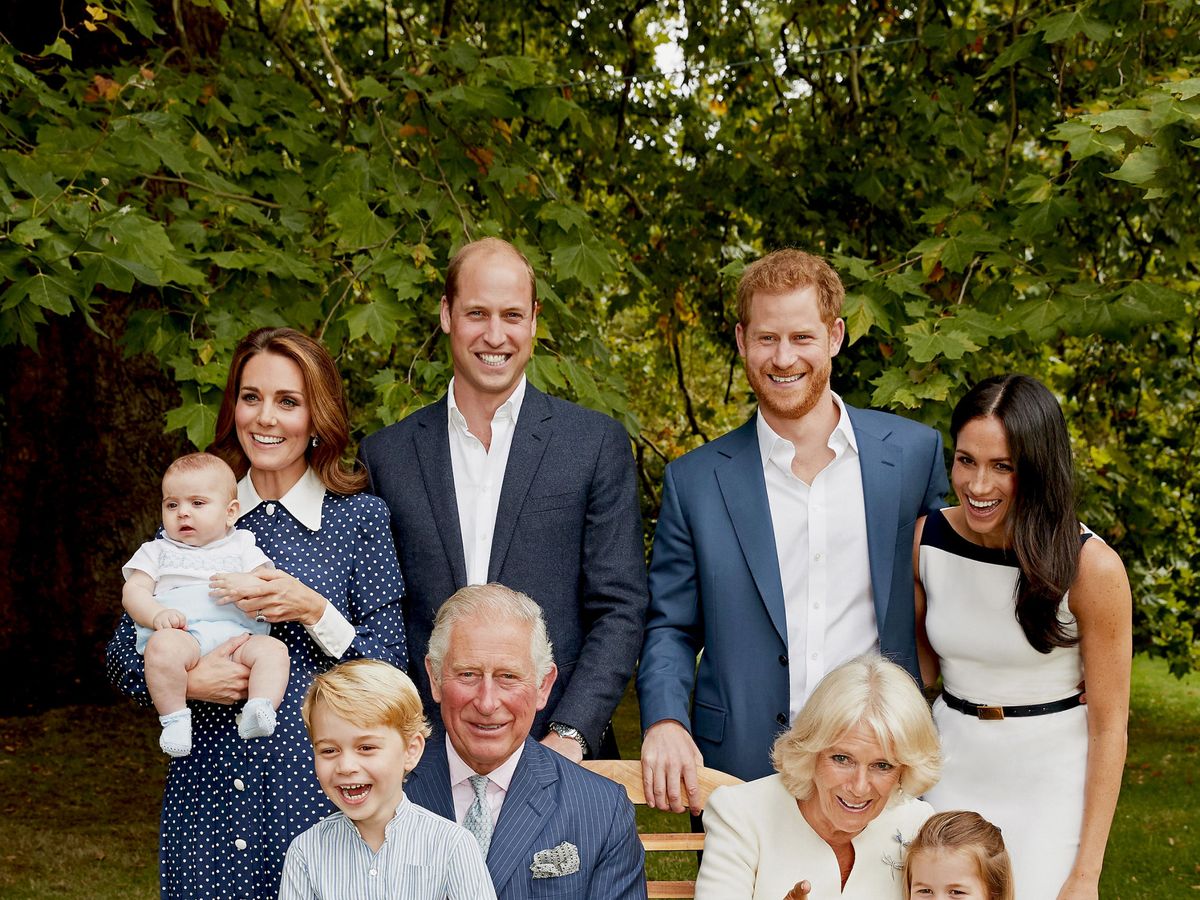Foto: El príncipe Carlos, con su esposa, los Cambridge y los Sussex. (Reuters)