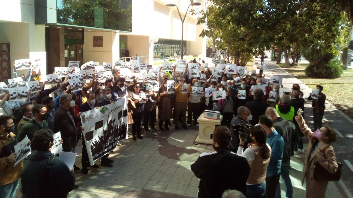 Concentración de protesta celebrada este martes ante la sede social de Unicaja. (P.D.A.)
