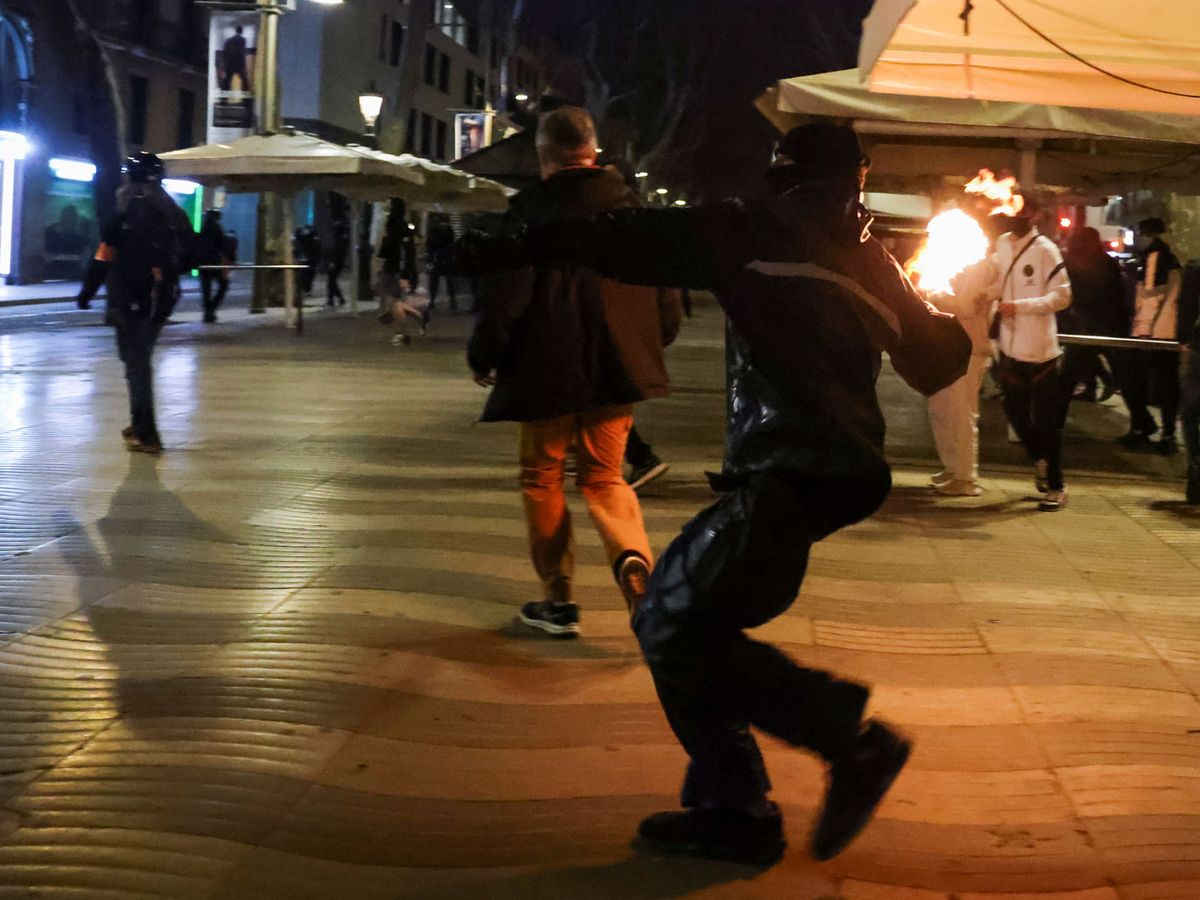 Foto: Nueva noche de disturbios en Barcelona. (EFE)