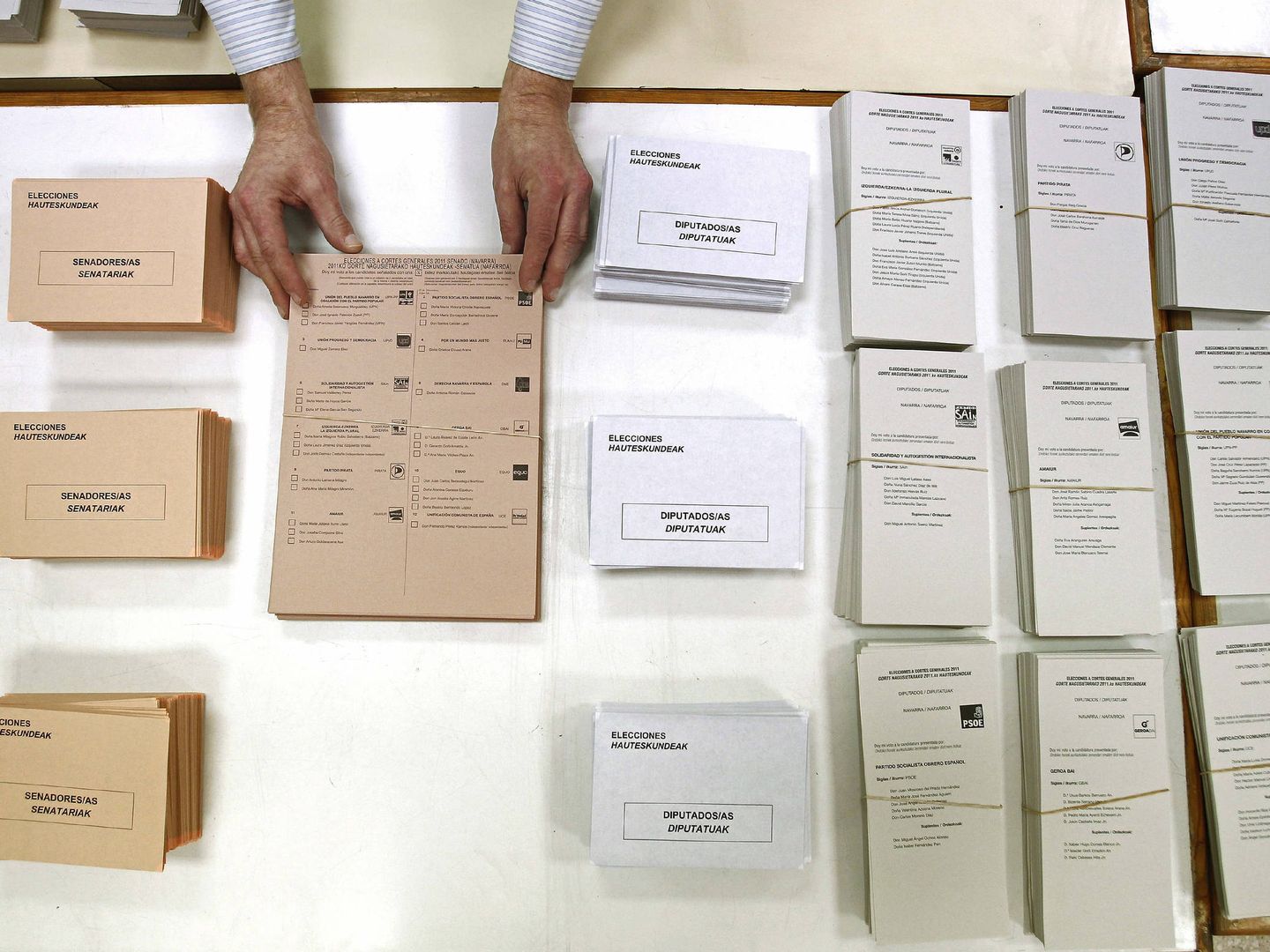 Urnas y papeletas empleadas en las elecciones generales de 2011. (EFE)