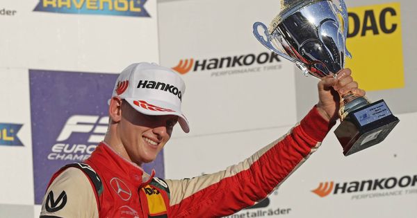 Foto: Mick Schumacher en el podio de Hockenheim tras ganar el título de la Fórmula 3 europea. (Imago)