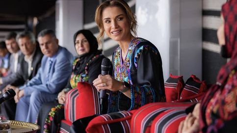 Rania de Jordania recupera su dúo estrella: caftán y moño influencer (o Letizia)