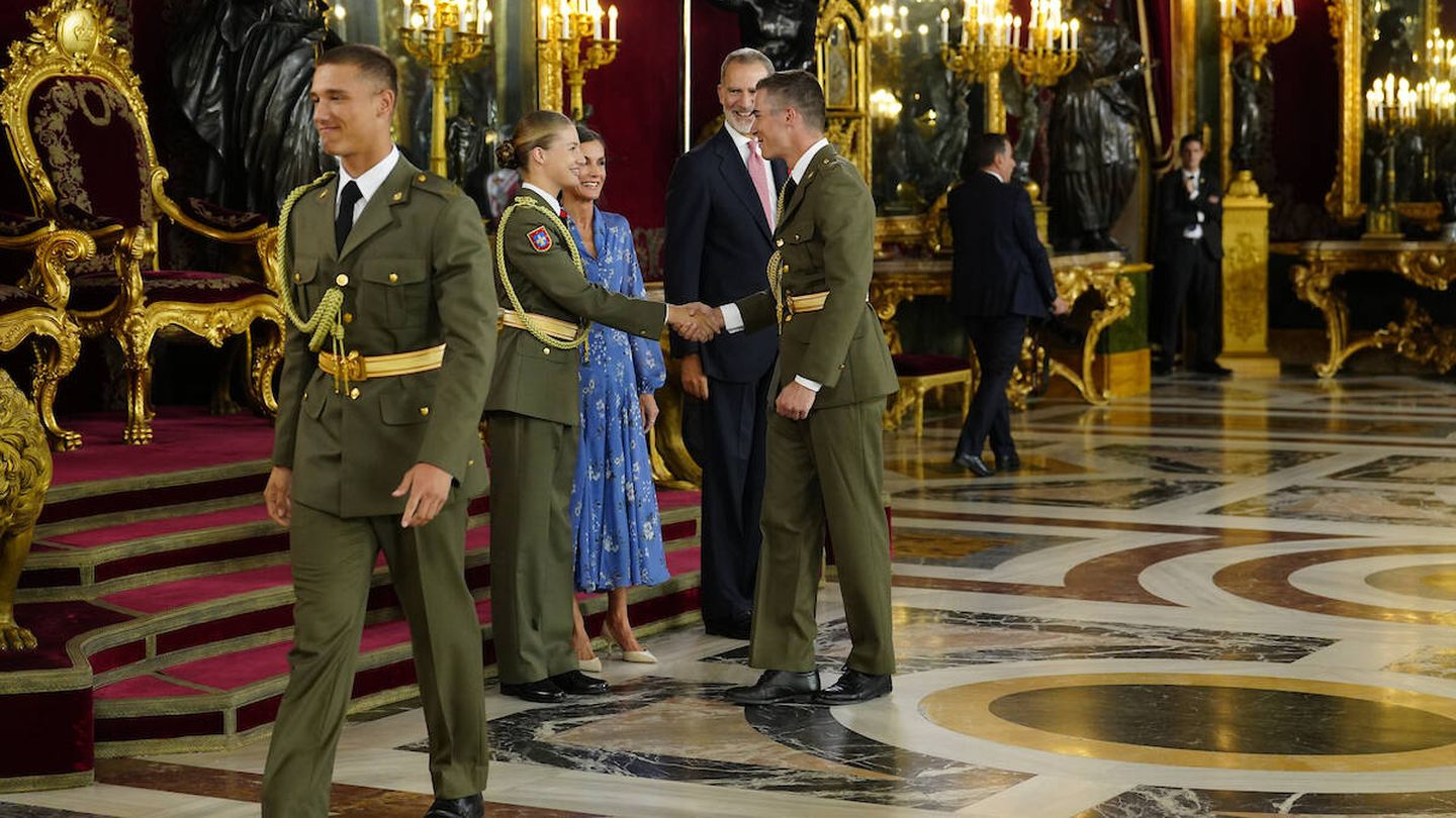 Momento en que los compañeros de la princesa Leonor le saludaban en el besamanos del Palacio Real. (Limited Pictures)