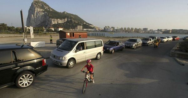 Foto: Un niño pasea con su bicicleta junto a la cola de coches para entrar a Gibraltar, en La Línea de la Concepción (Cádiz). (EFE)