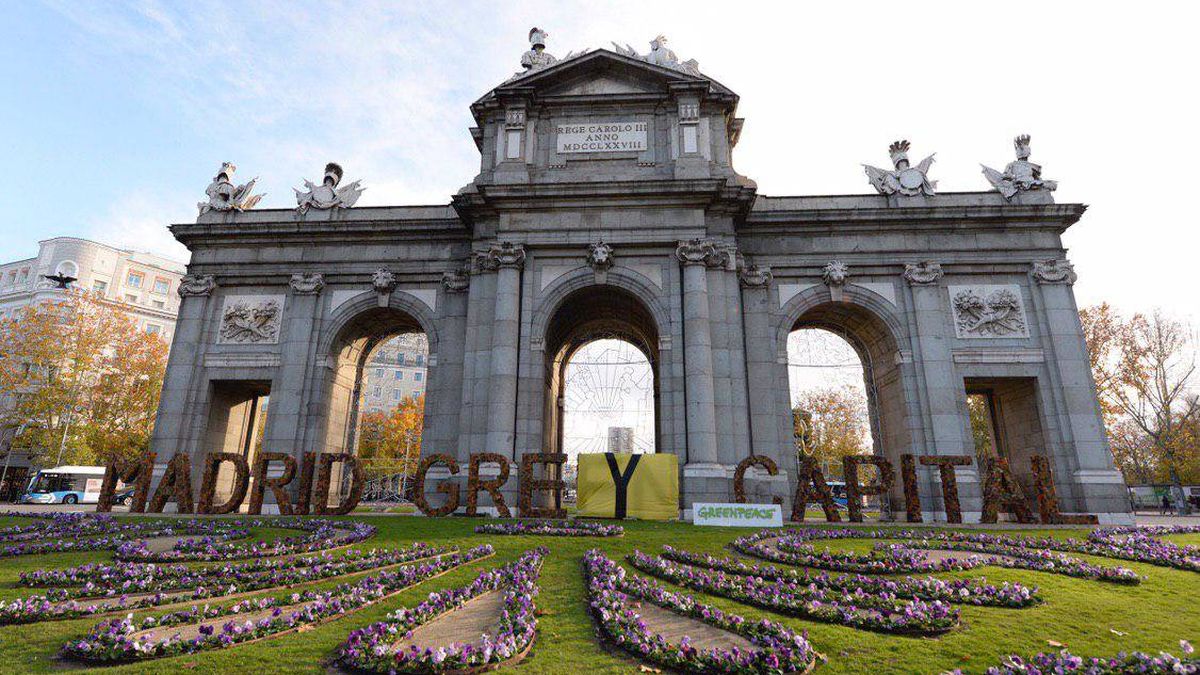 'Capital gris': Greenpeace transforma el lema 'Madrid Green Capital' de Puerta de Alcalá