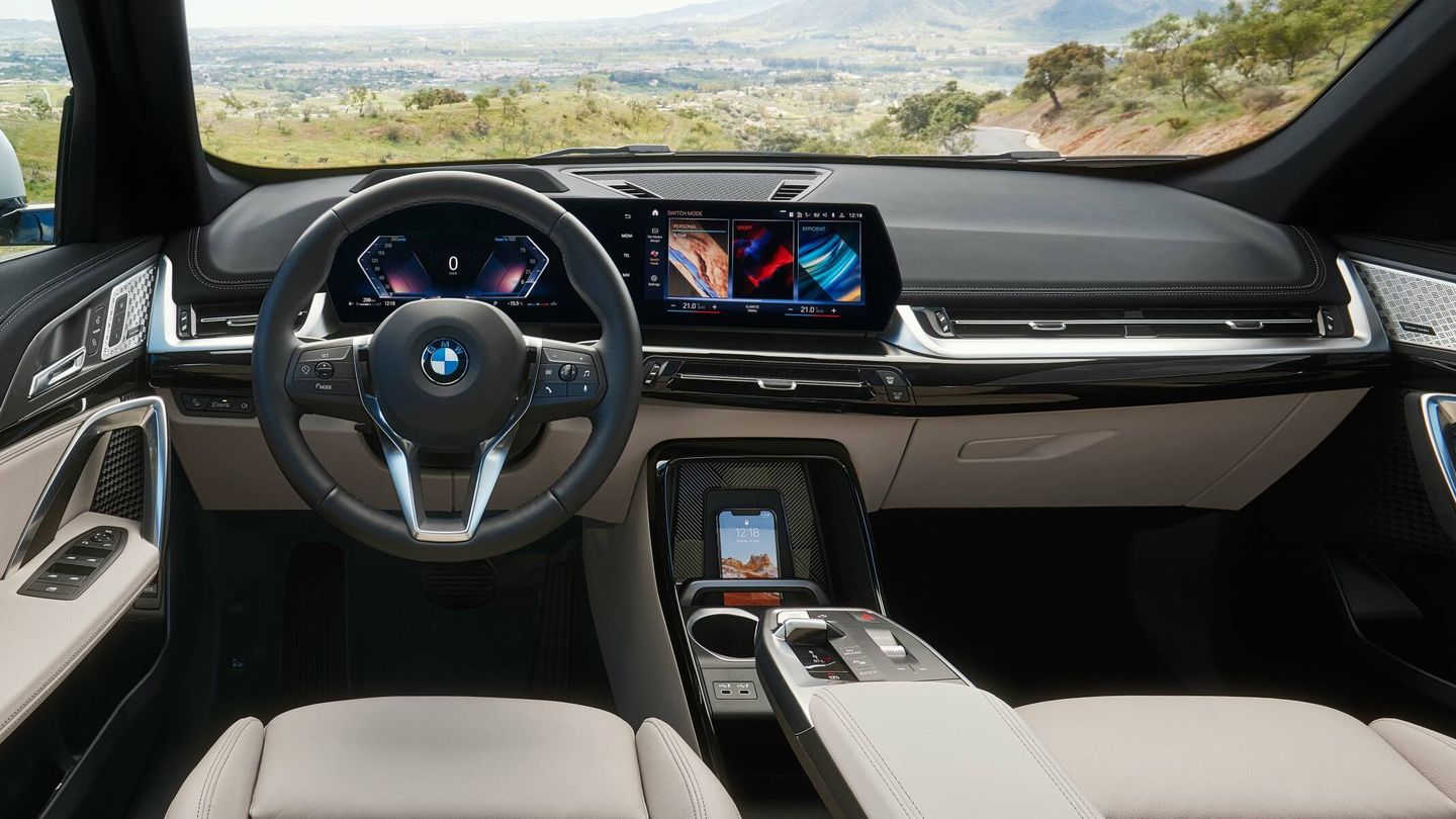 El interior incorpora la pantalla curva BMW Curved Display vista en el iX.