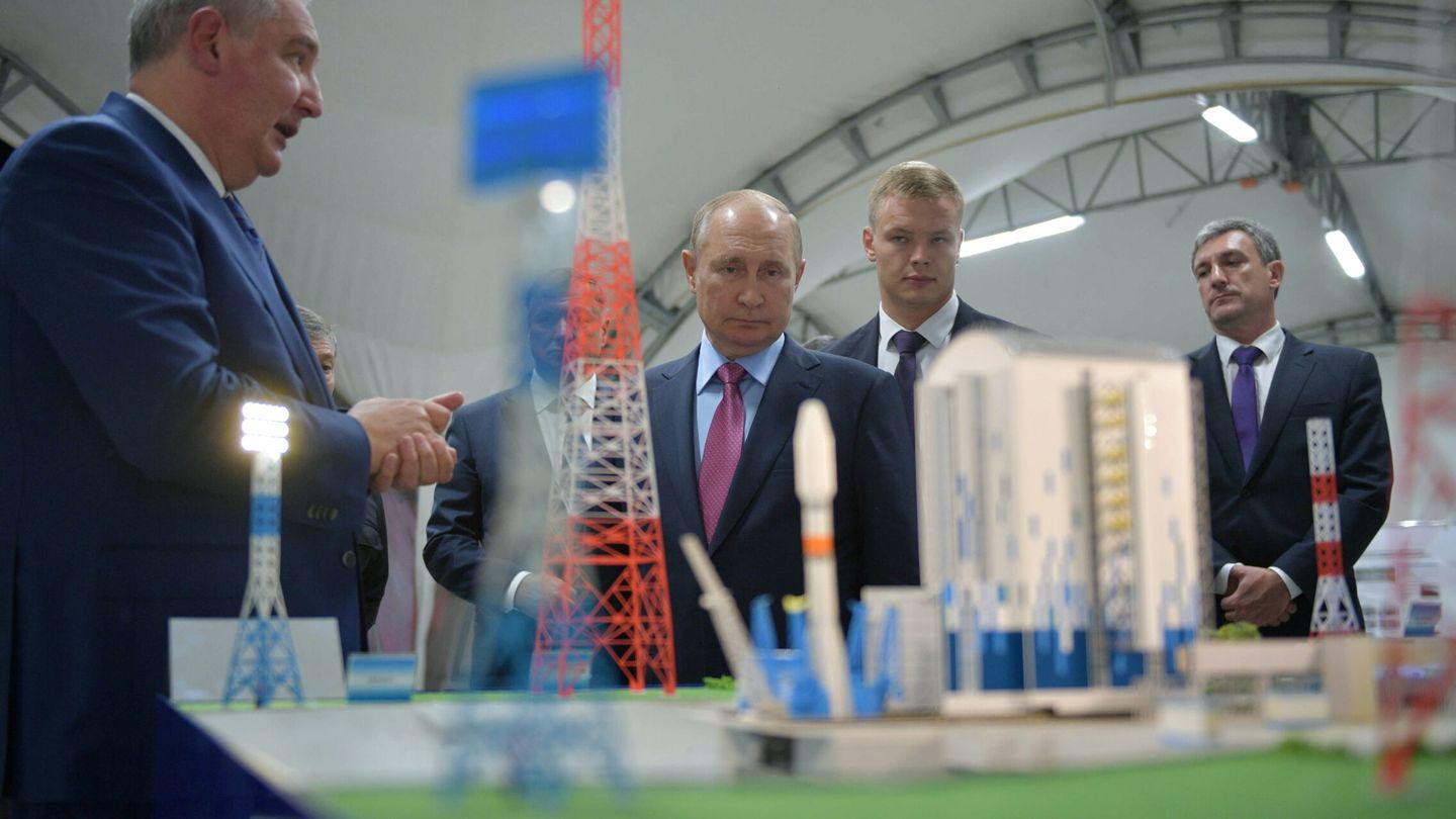 Rogozin y Putin ante una maqueta del fallido nuevo centro espacial de Roscosmos.