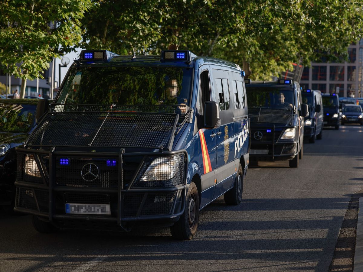 Foto: Varios furgones de la Policía en imagen de archivo. (EFE/Mariscal)