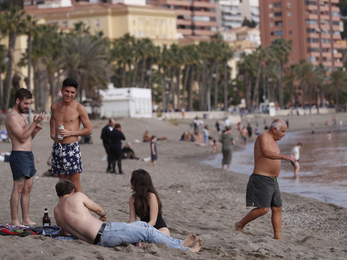 Foto: Bañistas en una playa de Málaga este enero. (EFE/Jorge Zapata)