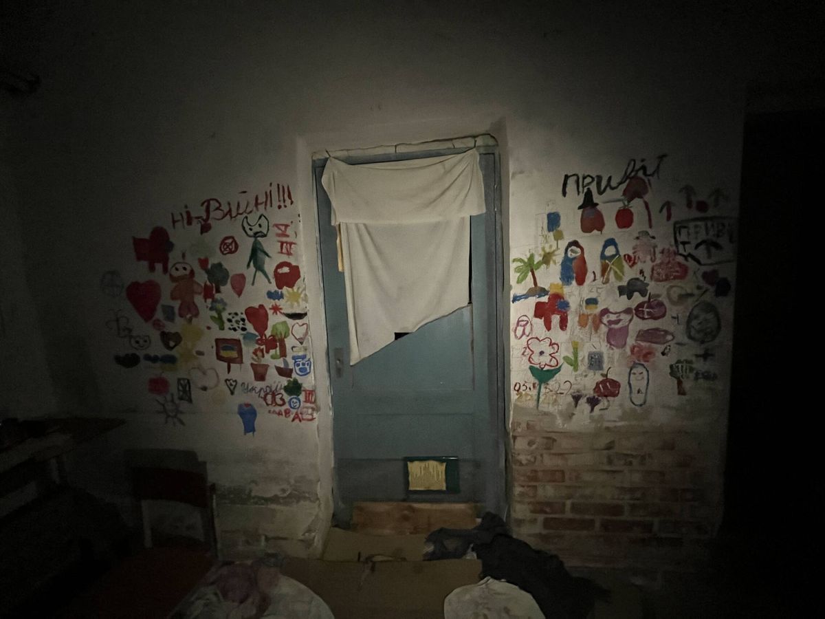 Foto: Las paredes del sótano donde el pueblo de Yahidne pasó un mes encerrado por los rusos. (Alicia Alamillos)