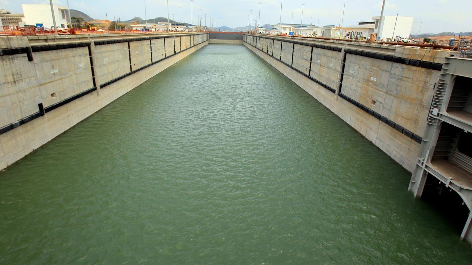 Foto: Fotografía de una nueva esclusa del Canal de Panamá (EFE)
