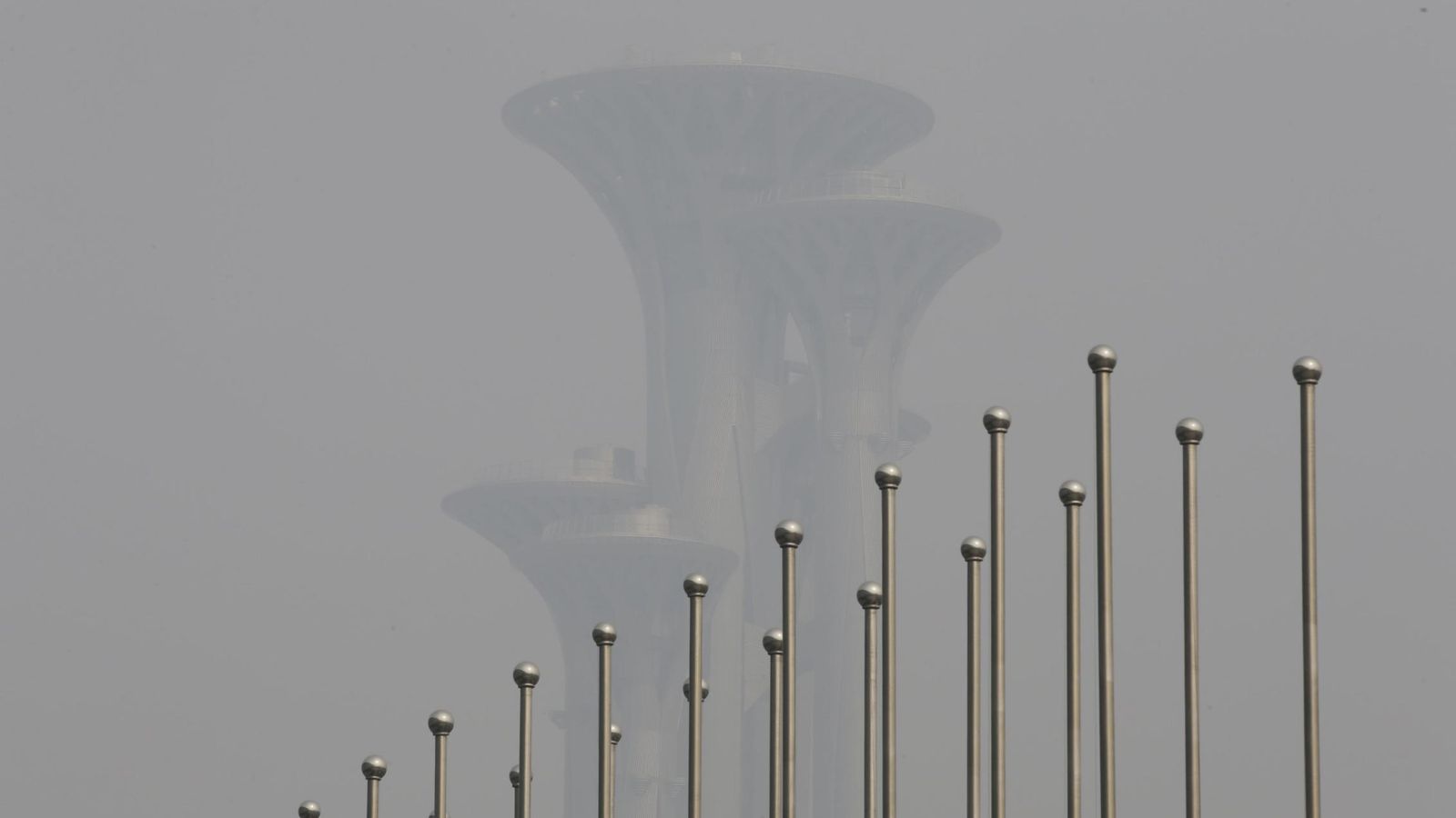 Foto: La torre del Parque Olímpico a través de la contaminación en Pekín este sábado. (Reuters)