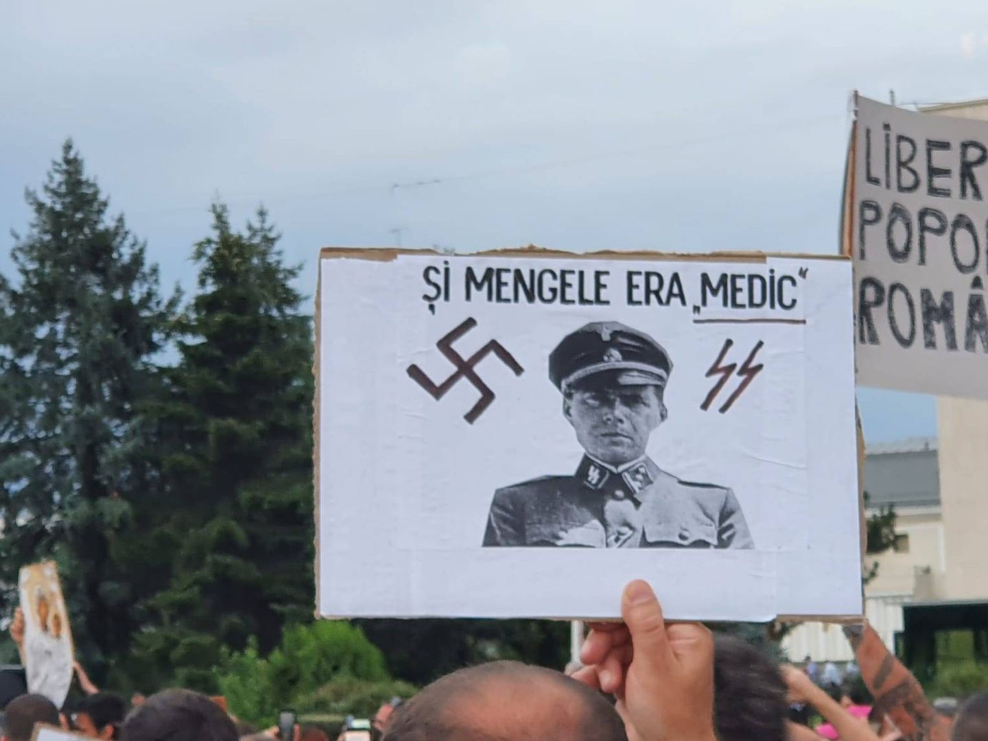 Escenas en las protestas. El cartel reza: 'Mengele también era médico'. (Mihai Isac)