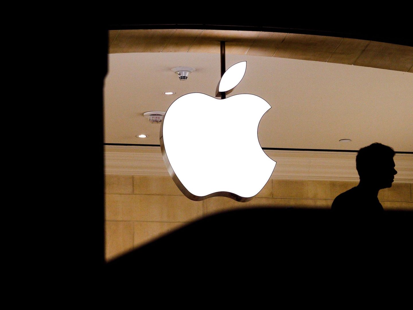 AME7473. NEW YORK (ESTADOS UNIDOS), 27 06 2019.- Fotografía de archivo fechada el 1 de agosto de 2018 que muestra a un hombre mientras pasa junto al símbolo de Apple, en una tienda de Nueva York (EE.UU.). La revisión de Apple la cual afecta a 458.