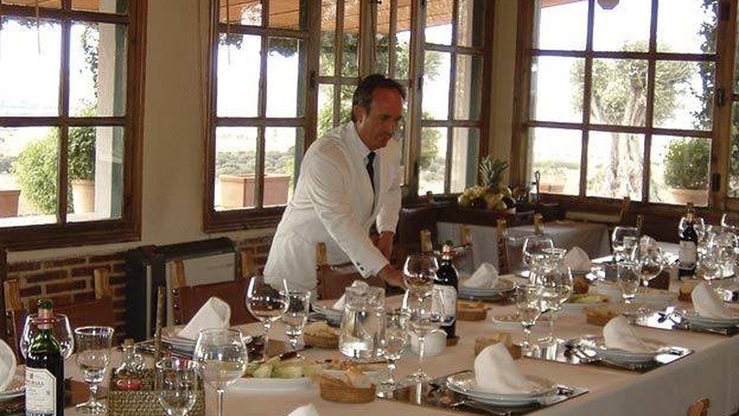Un camarero prepara las mesas del almuerzo en La Flamenca. (Great Spanish Hunts)