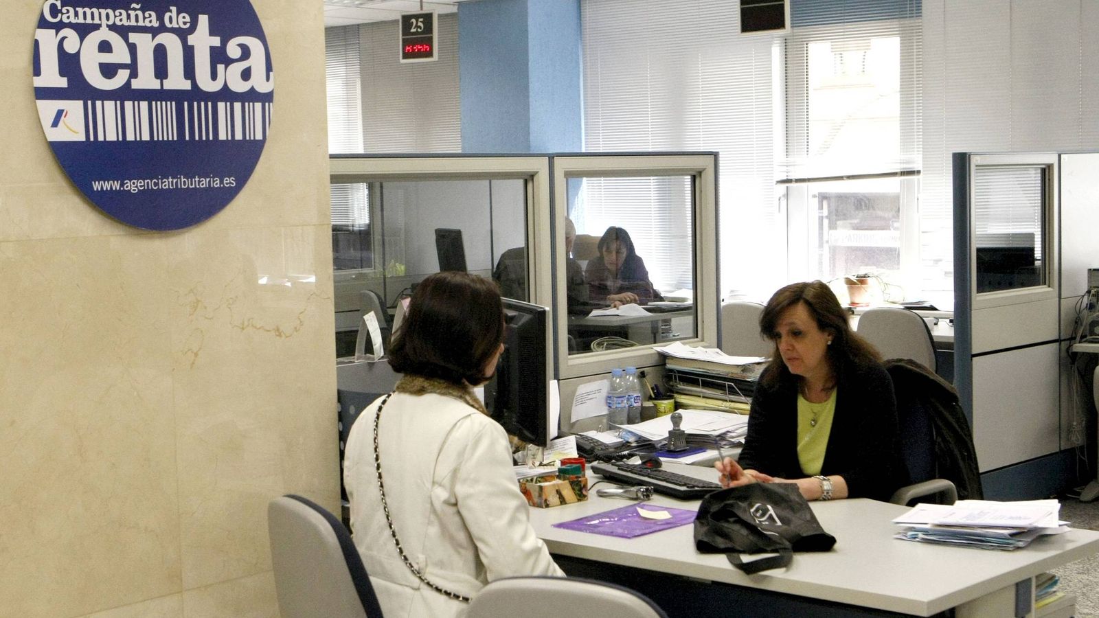 Foto:  Una mujer pide información en una oficina de la Agencia Tributaria en Madrid. (EFE)