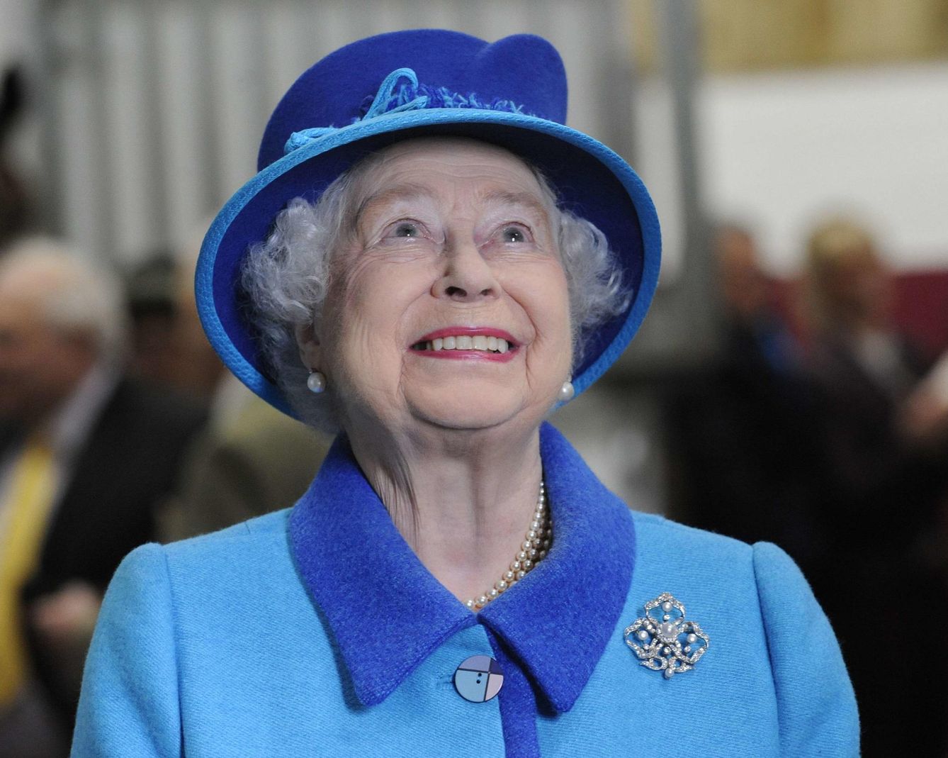 La reina de Inglaterra suele combinar su ropa con su tocado (Reuters)