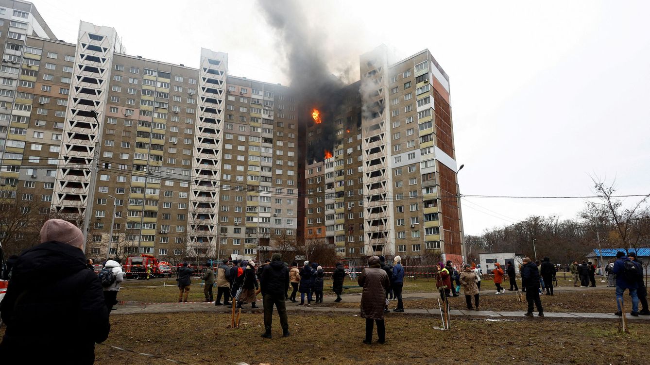 Foto: Local residents watch firefighters work at a site of a building damaged during a Russian missile strike, amid Russia's attack on Ukraine, in Kyiv, Ukraine February 7, 2024. REUTERS Valentyn Ogirenko